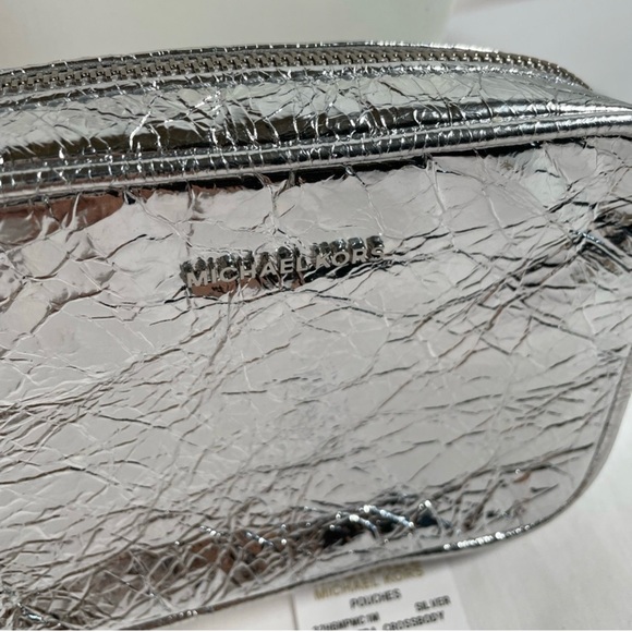 ‼️WOW Michael Kors MK Silver Crinkled METALLIC Patent Leather EW Crossbody Bag‼️ - Picture 2 of 9